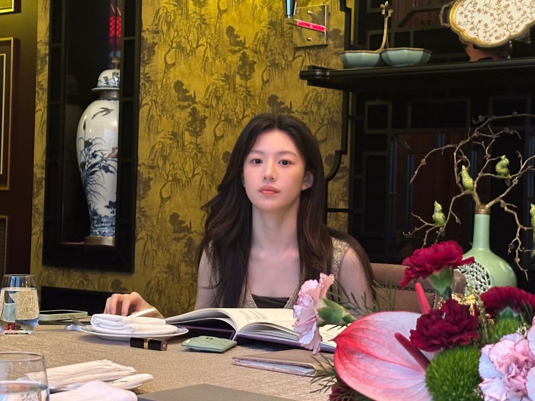 Go Youn Jung Turns Heads with Chic Short Hair in New Instagram Photos